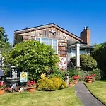 Seaview Hideaway Heated Floors, Free Parking